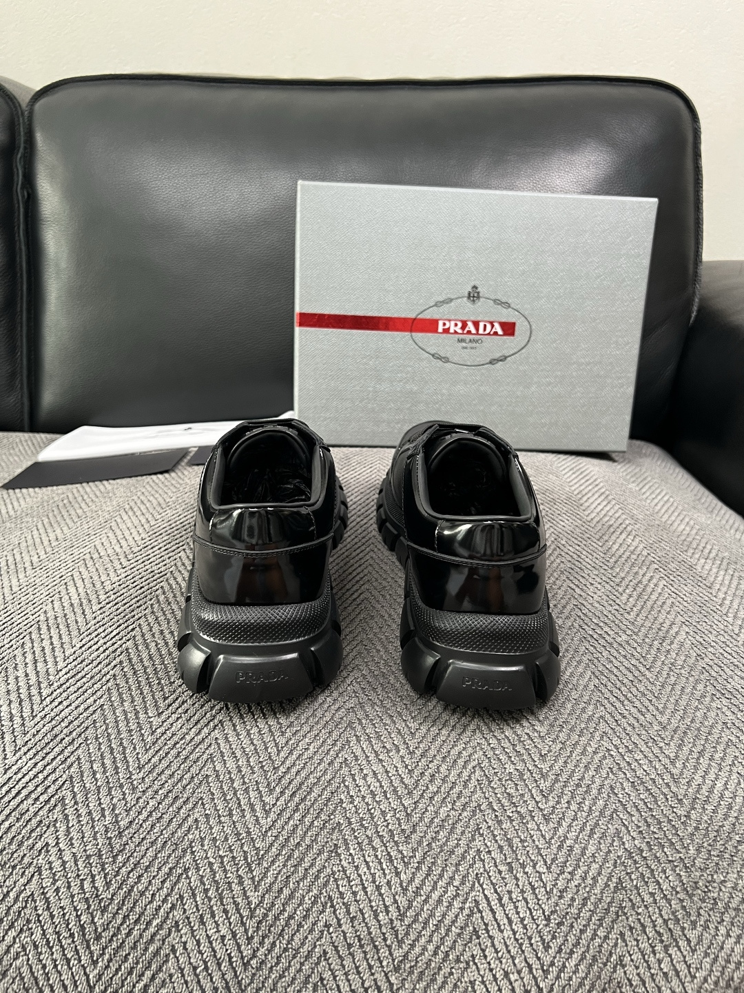 Prada  高品质  顶级工艺品，普拉达 专柜同步，原厂配置意大利进口牛皮面料，进口牛皮内里垫，透气舒适，鞋底：原厂特