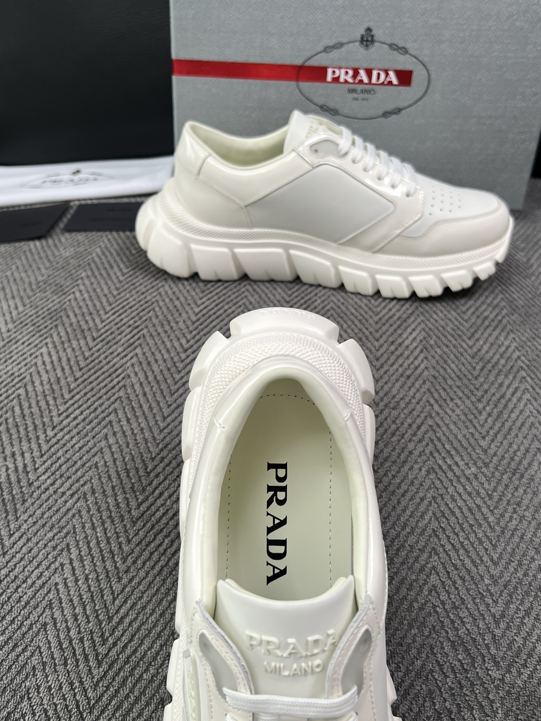 Prada  高品质  顶级工艺品，普拉达 专柜同步，原厂配置意大利进口牛皮面料，进口牛皮内里垫，透气舒适，鞋底：原厂特