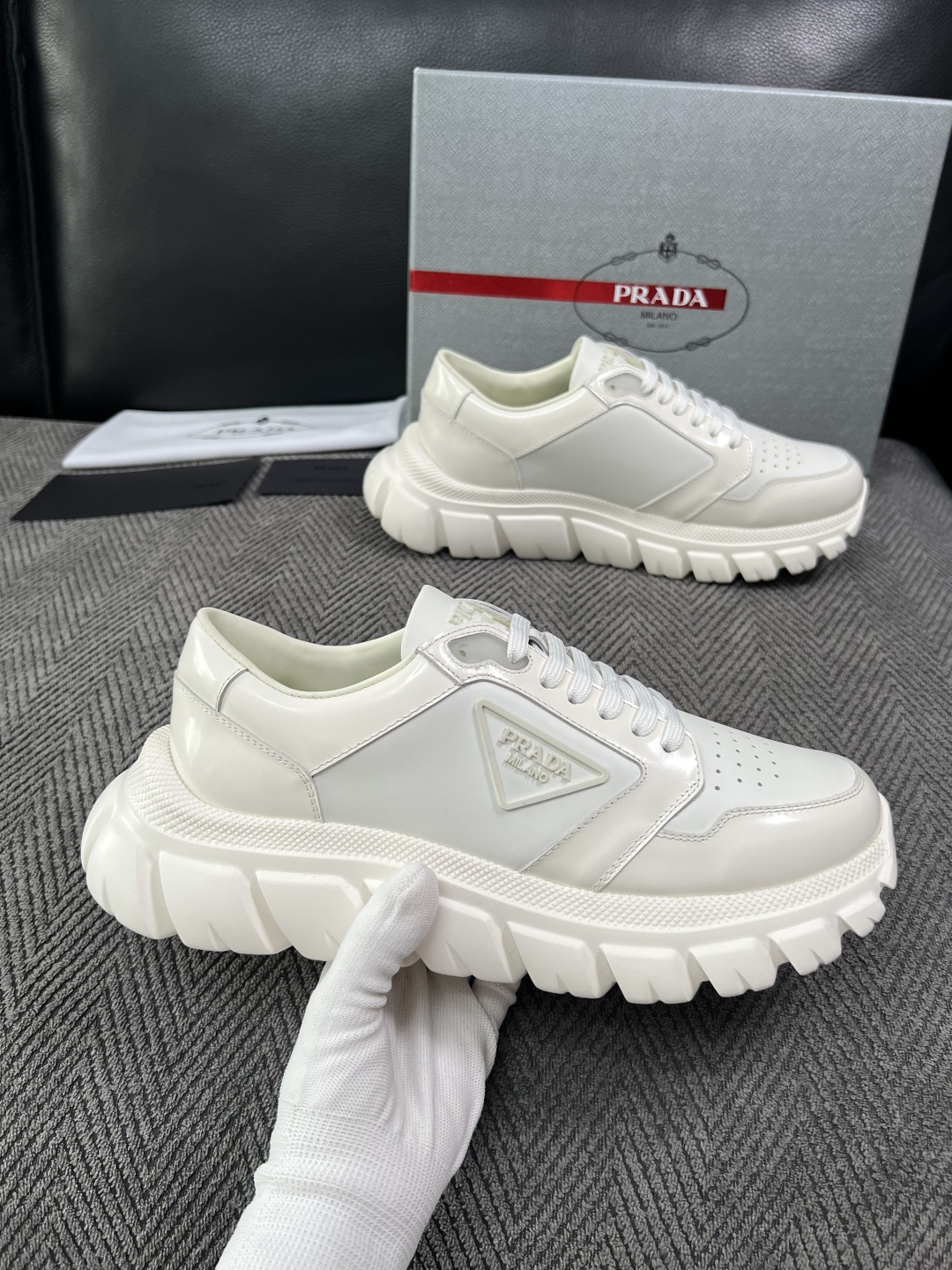 Prada  高品质  顶级工艺品，普拉达 专柜同步，原厂配置意大利进口牛皮面料，进口牛皮内里垫，透气舒适，鞋底：原厂特