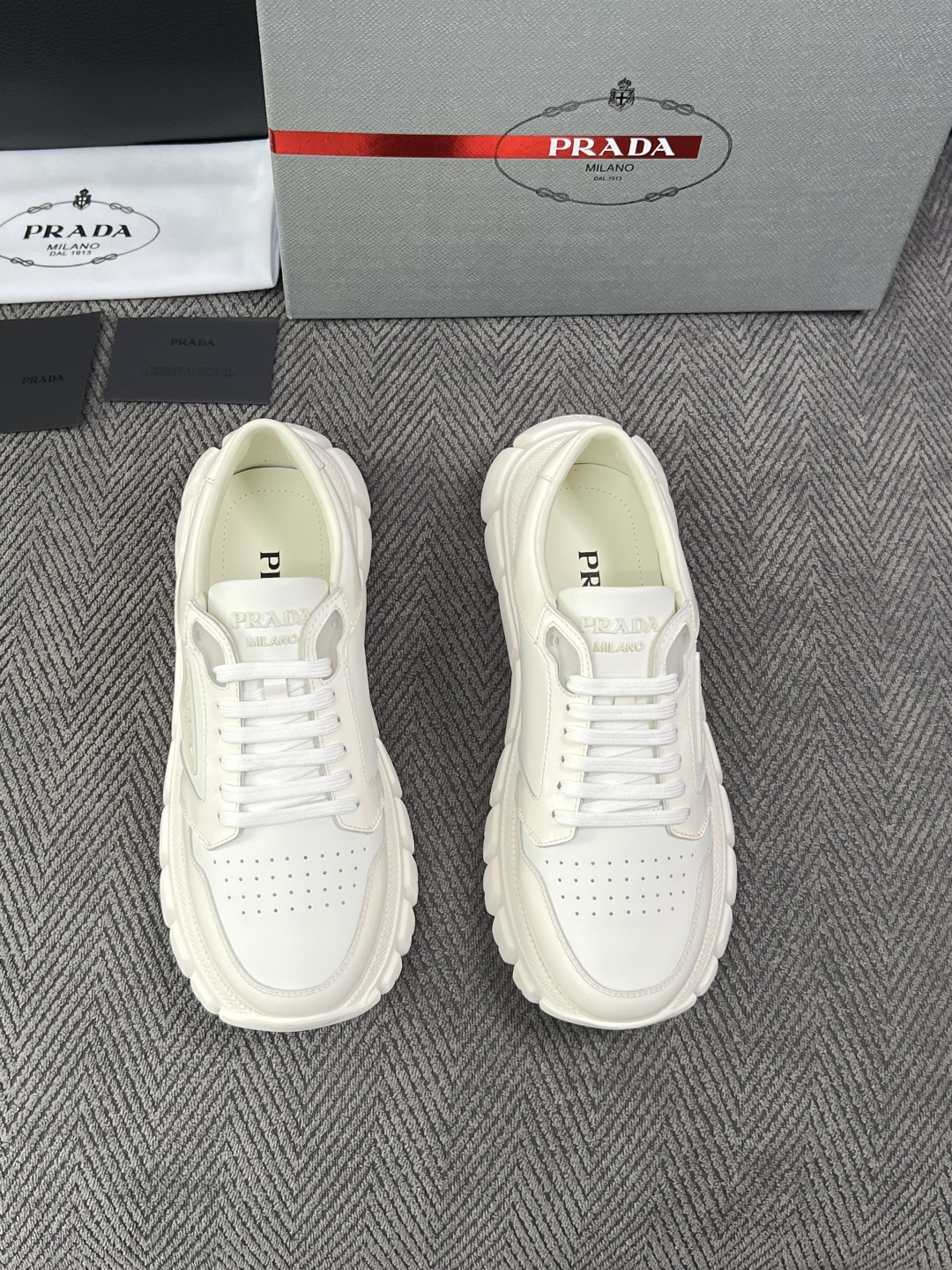 Prada  高品质  顶级工艺品，普拉达 专柜同步，原厂配置意大利进口牛皮面料，进口牛皮内里垫，透气舒适，鞋底：原厂特