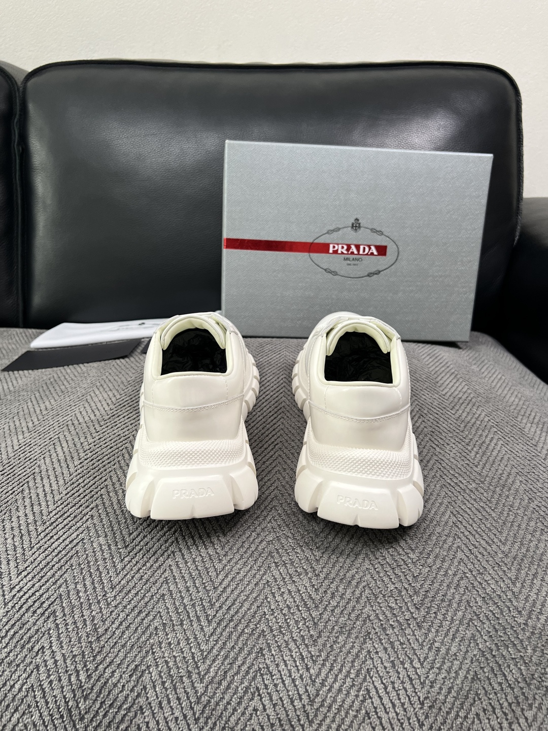 Prada  高品质  顶级工艺品，普拉达 专柜同步，原厂配置意大利进口牛皮面料，进口牛皮内里垫，透气舒适，鞋底：原厂特
