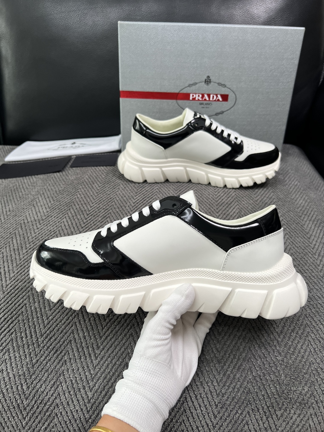 Prada  高品质  顶级工艺品，普拉达 专柜同步，原厂配置意大利进口牛皮面料，进口牛皮内里垫，透气舒适，鞋底：原厂特