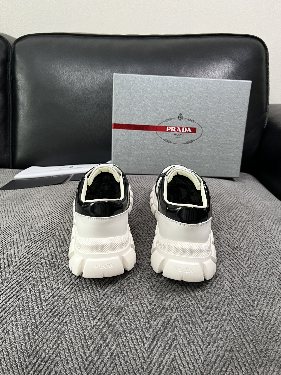 Prada  高品质  顶级工艺品，普拉达 专柜同步，原厂配置意大利进口牛皮面料，进口牛皮内里垫，透气舒适，鞋底：原厂特