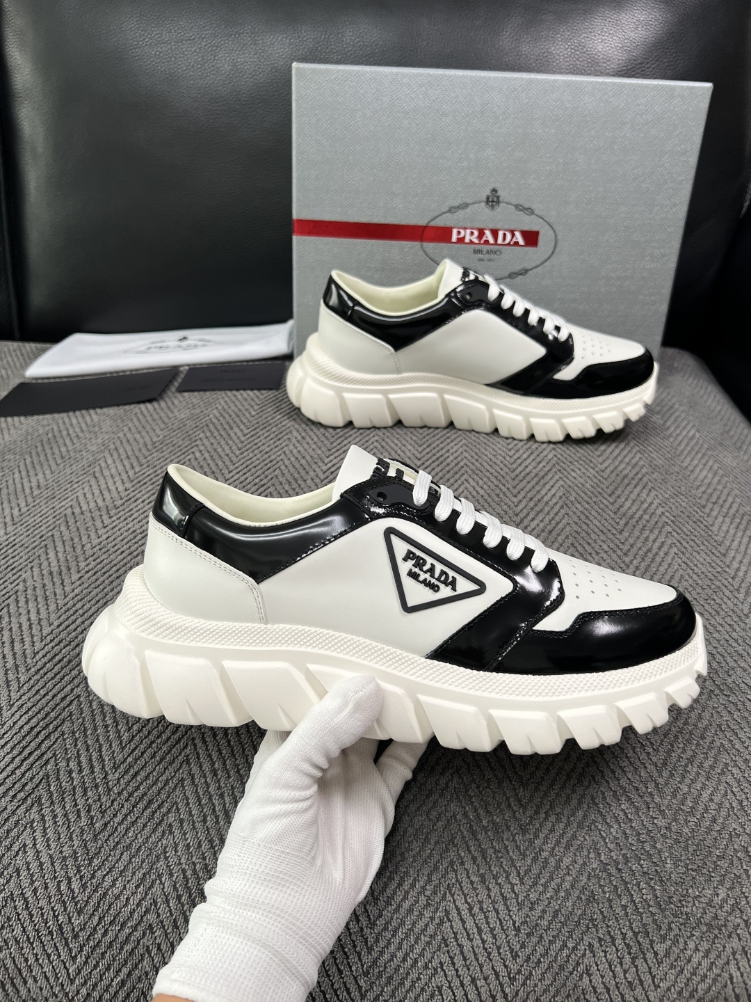 Prada  高品质  顶级工艺品，普拉达 专柜同步，原厂配置意大利进口牛皮面料，进口牛皮内里垫，透气舒适，鞋底：原厂特