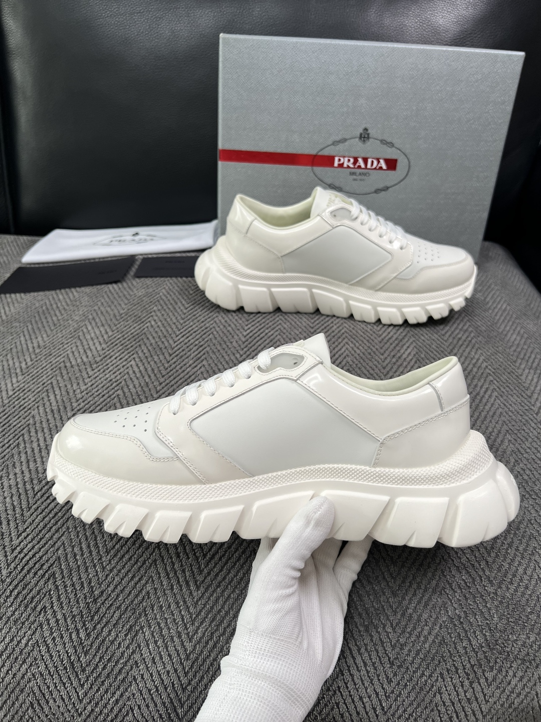 Prada  高品质  顶级工艺品，普拉达 专柜同步，原厂配置意大利进口牛皮面料，进口牛皮内里垫，透气舒适，鞋底：原厂特