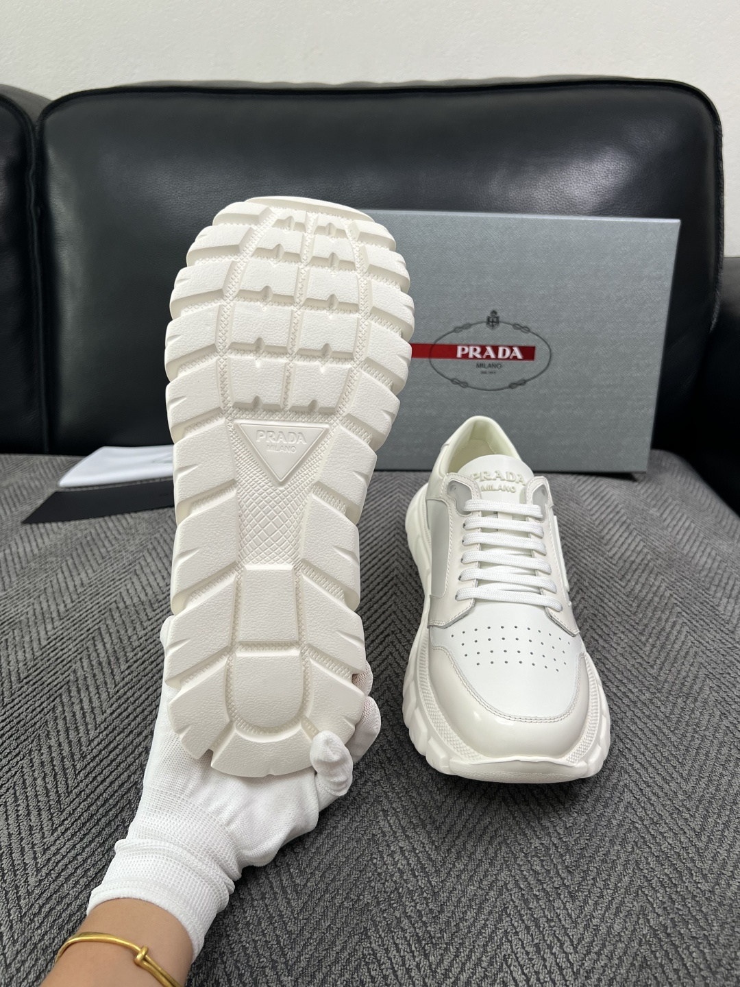 Prada  高品质  顶级工艺品，普拉达 专柜同步，原厂配置意大利进口牛皮面料，进口牛皮内里垫，透气舒适，鞋底：原厂特