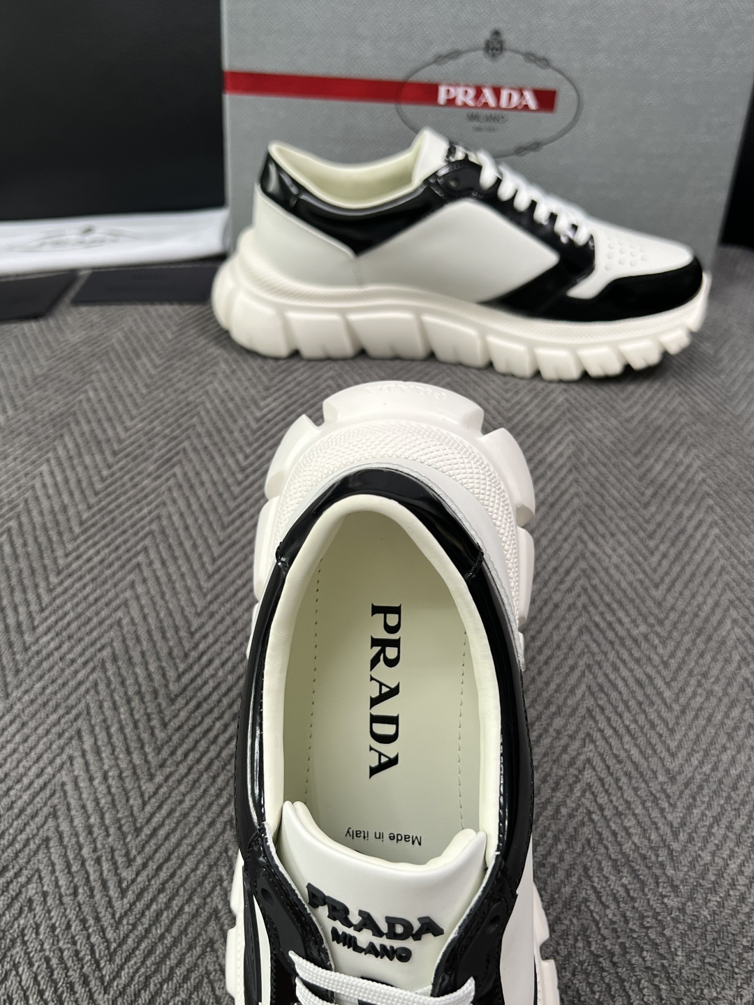 Prada  高品质  顶级工艺品，普拉达 专柜同步，原厂配置意大利进口牛皮面料，进口牛皮内里垫，透气舒适，鞋底：原厂特