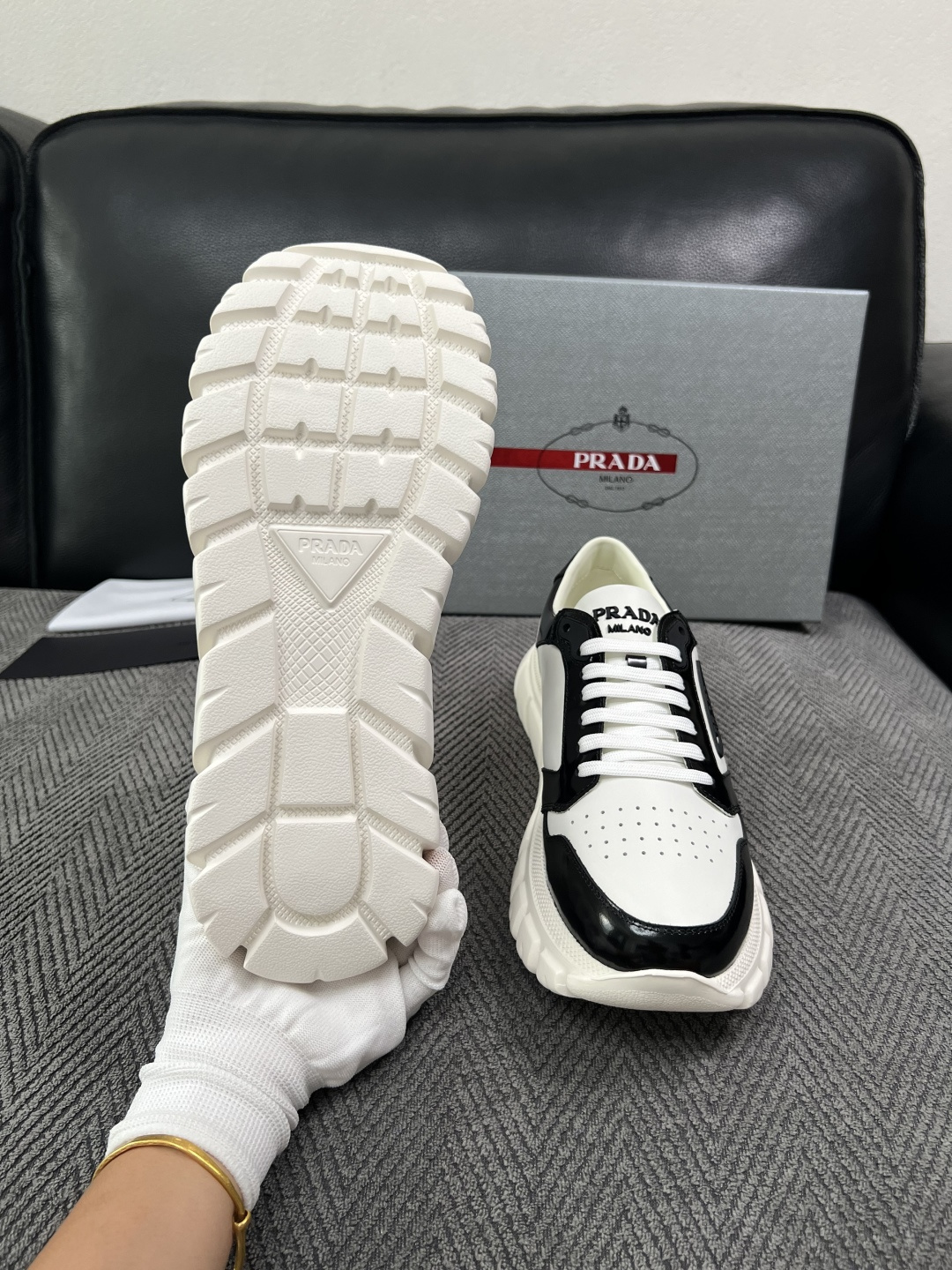 Prada  高品质  顶级工艺品，普拉达 专柜同步，原厂配置意大利进口牛皮面料，进口牛皮内里垫，透气舒适，鞋底：原厂特