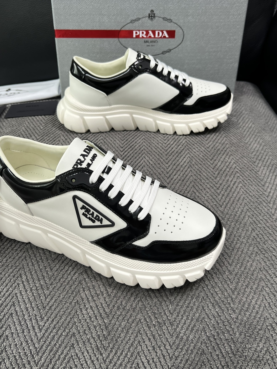 Prada  高品质  顶级工艺品，普拉达 专柜同步，原厂配置意大利进口牛皮面料，进口牛皮内里垫，透气舒适，鞋底：原厂特