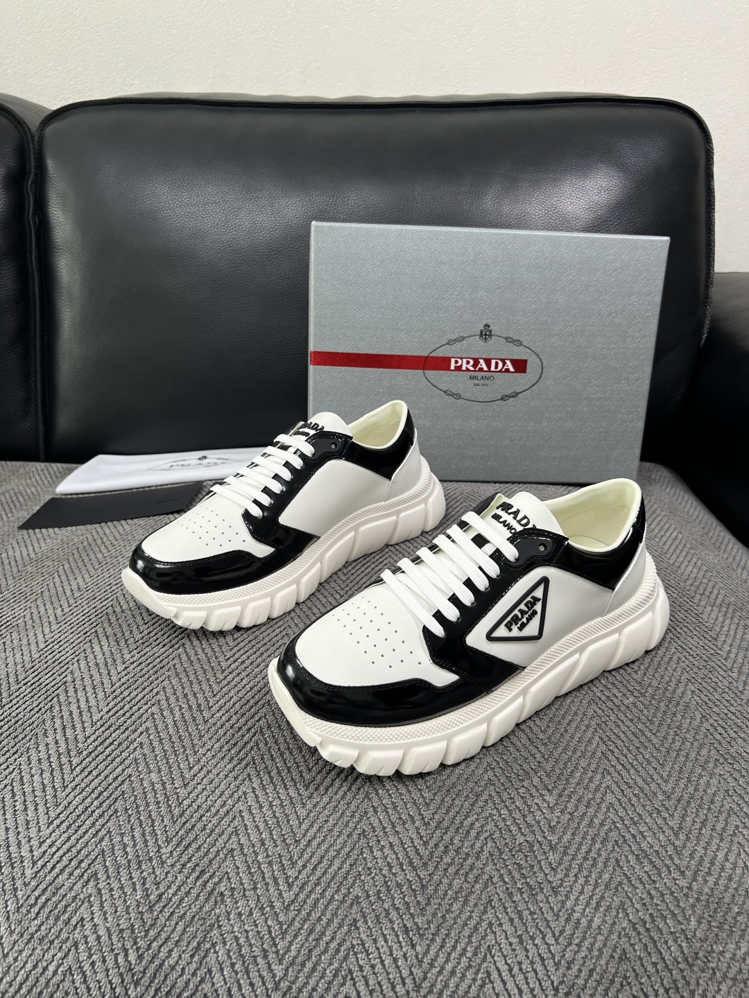 Prada  高品质  顶级工艺品，普拉达 专柜同步，原厂配置意大利进口牛皮面料，进口牛皮内里垫，透气舒适，鞋底：原厂特