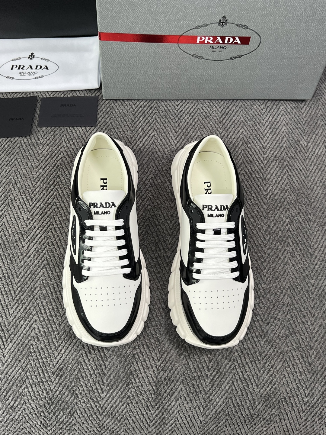 Prada  高品质  顶级工艺品，普拉达 专柜同步，原厂配置意大利进口牛皮面料，进口牛皮内里垫，透气舒适，鞋底：原厂特