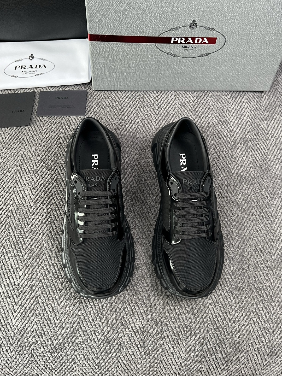 Prada  高品质  顶级工艺品，普拉达 专柜同步，原厂配置意大利进口牛皮面料，进口牛皮内里垫，透气舒适，鞋底：原厂特