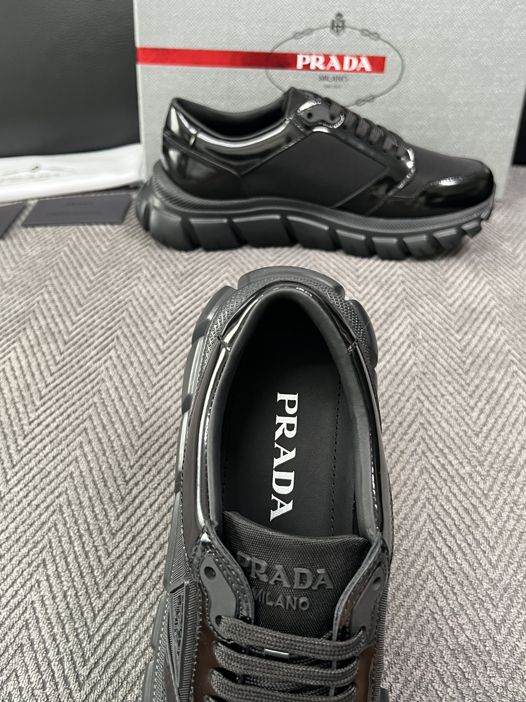 Prada  高品质  顶级工艺品，普拉达 专柜同步，原厂配置意大利进口牛皮面料，进口牛皮内里垫，透气舒适，鞋底：原厂特