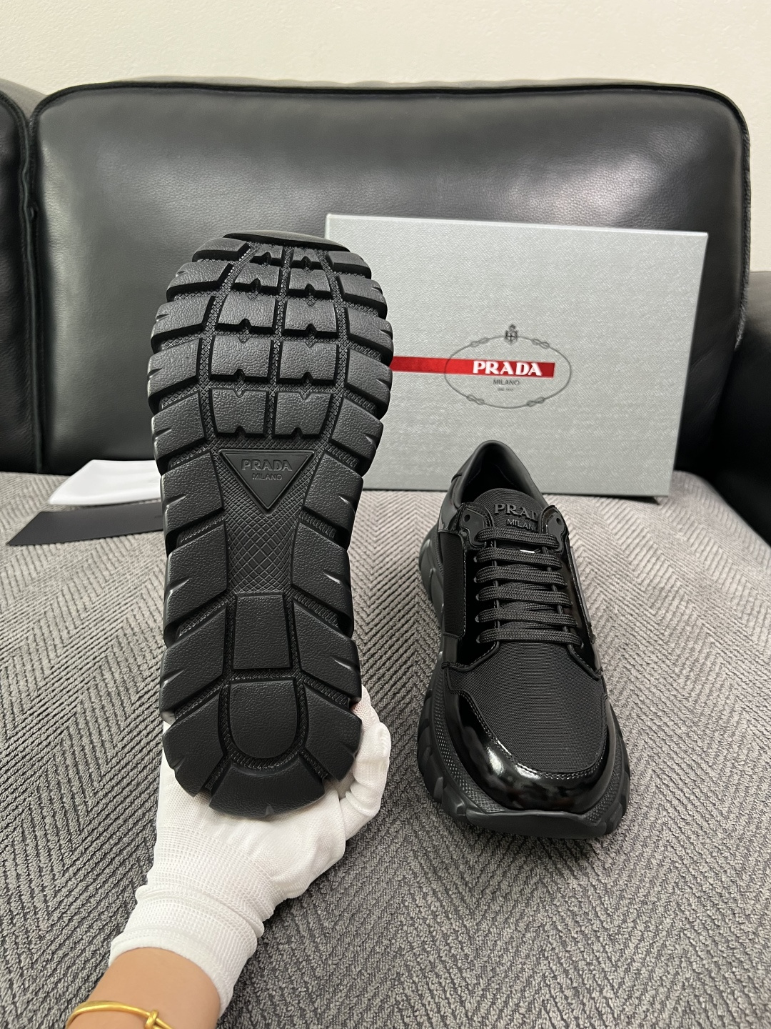 Prada  高品质  顶级工艺品，普拉达 专柜同步，原厂配置意大利进口牛皮面料，进口牛皮内里垫，透气舒适，鞋底：原厂特