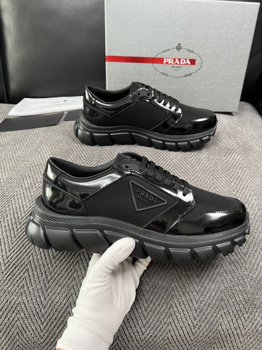 Prada  高品质  顶级工艺品，普拉达 专柜同步，原厂配置意大利进口牛皮面料，进口牛皮内里垫，透气舒适，鞋底：原厂特