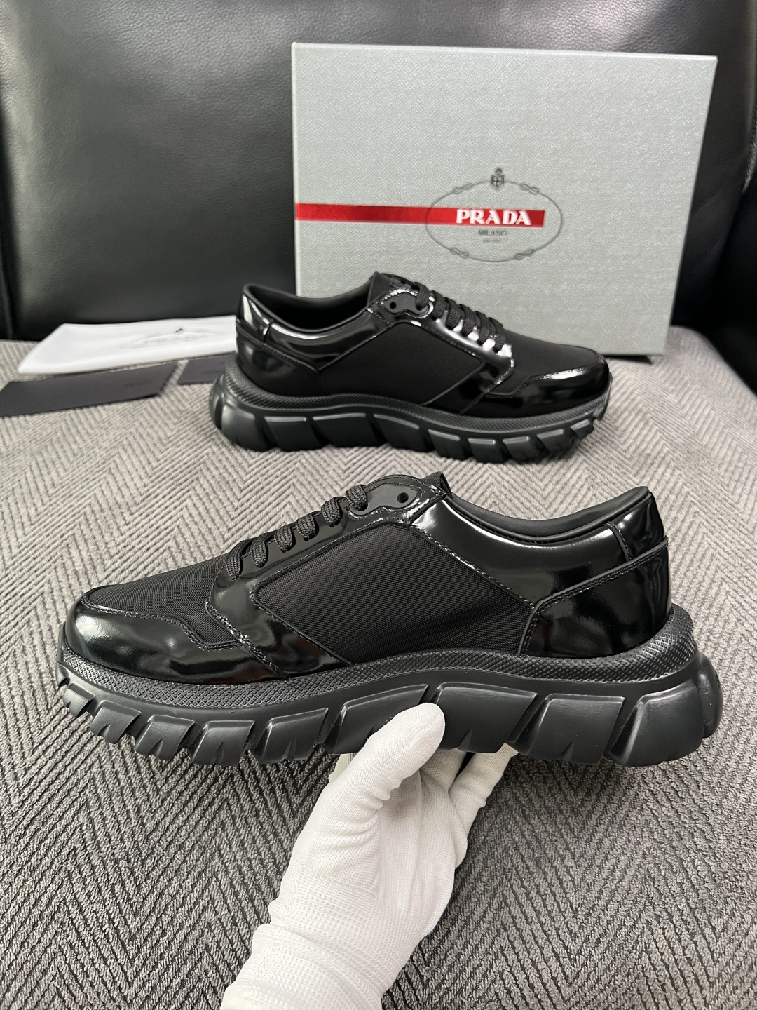 Prada  高品质  顶级工艺品，普拉达 专柜同步，原厂配置意大利进口牛皮面料，进口牛皮内里垫，透气舒适，鞋底：原厂特