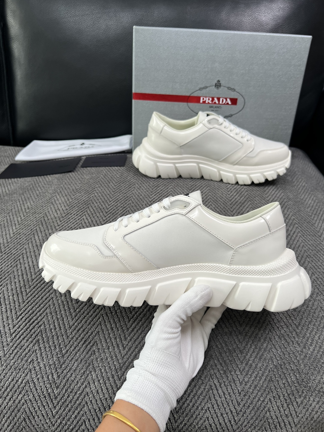 Prada  高品质  顶级工艺品，普拉达 专柜同步，原厂配置意大利进口牛皮面料，进口牛皮内里垫，透气舒适，鞋底：原厂特