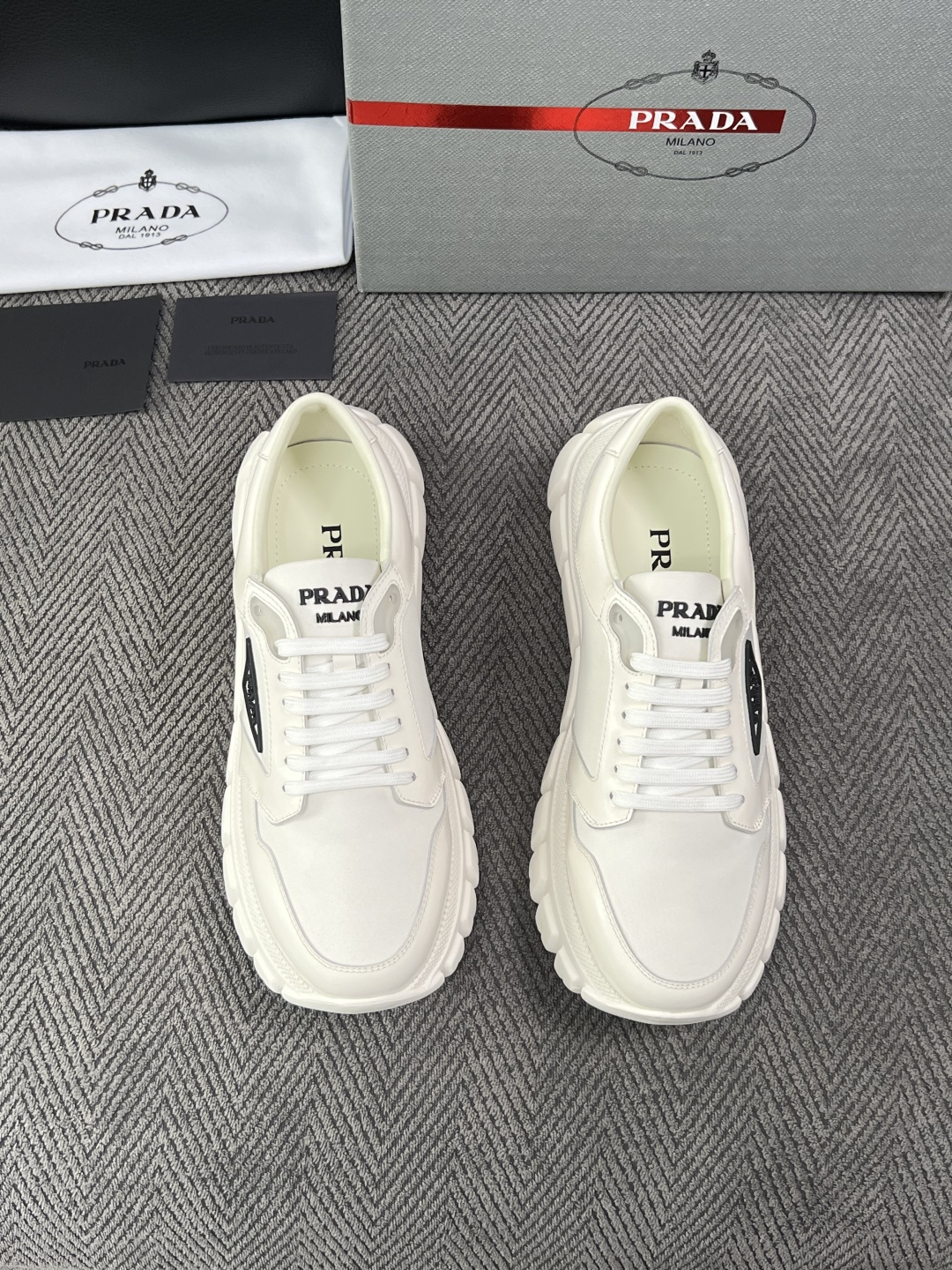 Prada  高品质  顶级工艺品，普拉达 专柜同步，原厂配置意大利进口牛皮面料，进口牛皮内里垫，透气舒适，鞋底：原厂特
