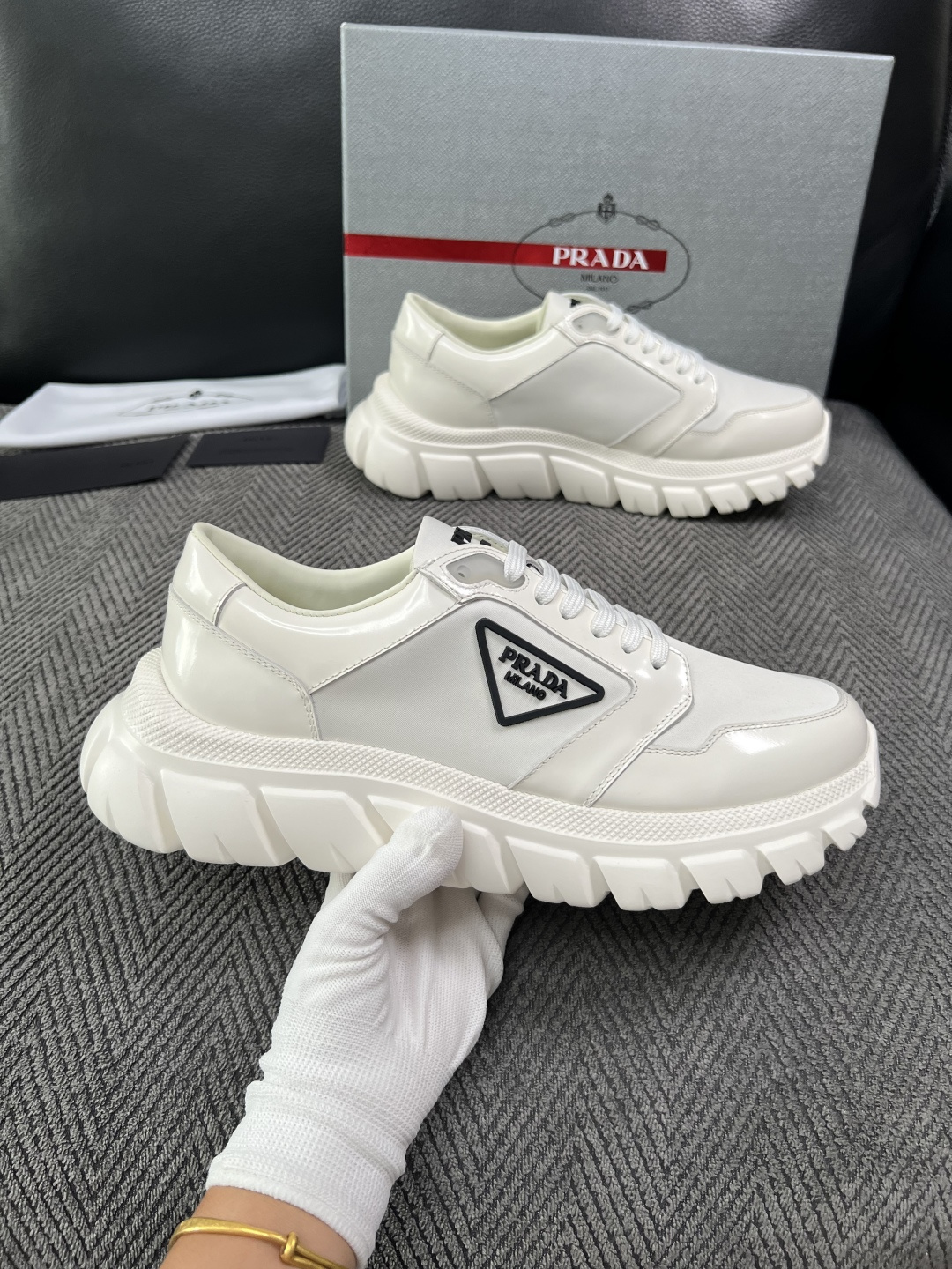 Prada  高品质  顶级工艺品，普拉达 专柜同步，原厂配置意大利进口牛皮面料，进口牛皮内里垫，透气舒适，鞋底：原厂特