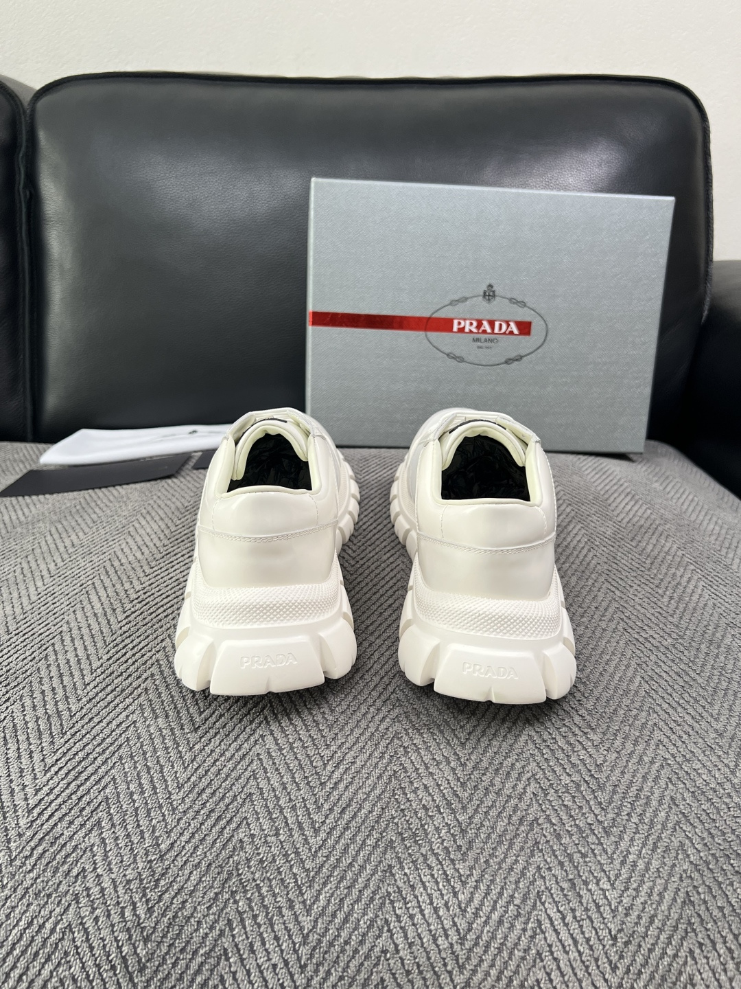 Prada  高品质  顶级工艺品，普拉达 专柜同步，原厂配置意大利进口牛皮面料，进口牛皮内里垫，透气舒适，鞋底：原厂特