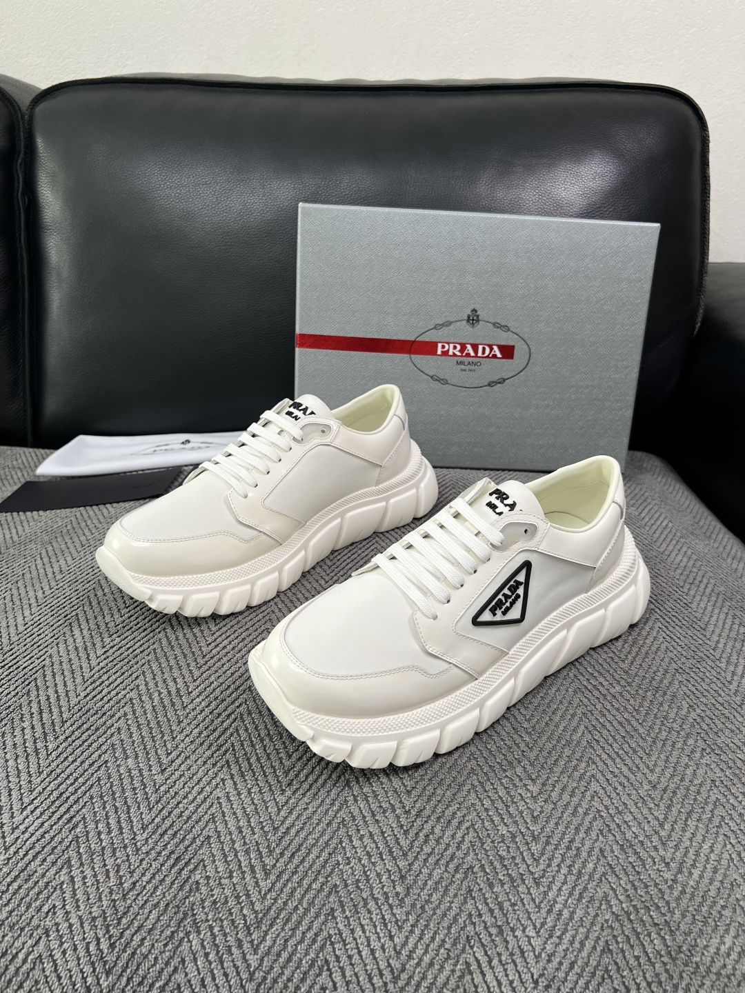 Prada  高品质  顶级工艺品，普拉达 专柜同步，原厂配置意大利进口牛皮面料，进口牛皮内里垫，透气舒适，鞋底：原厂特