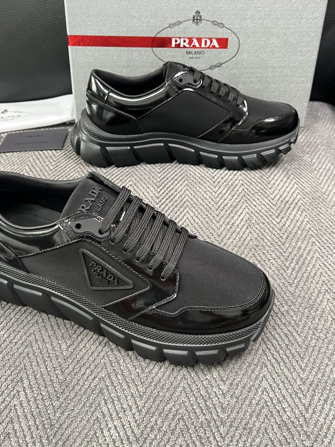 Prada  高品质  顶级工艺品，普拉达 专柜同步，原厂配置意大利进口牛皮面料，进口牛皮内里垫，透气舒适，鞋底：原厂特