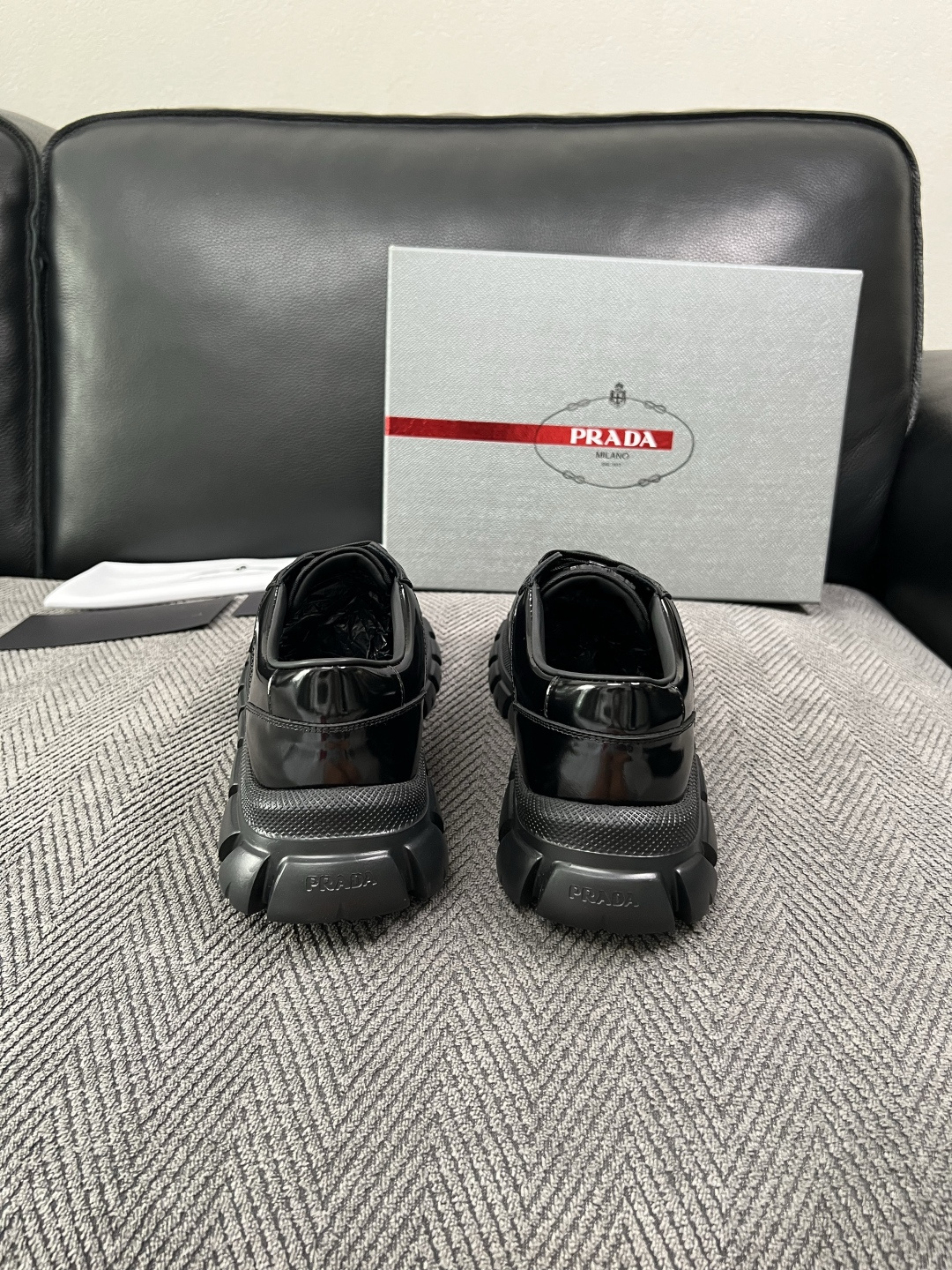 Prada  高品质  顶级工艺品，普拉达 专柜同步，原厂配置意大利进口牛皮面料，进口牛皮内里垫，透气舒适，鞋底：原厂特