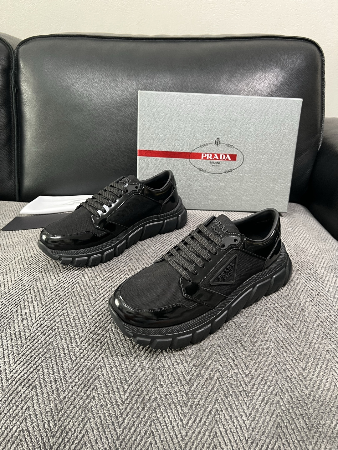 Prada  高品质  顶级工艺品，普拉达 专柜同步，原厂配置意大利进口牛皮面料，进口牛皮内里垫，透气舒适，鞋底：原厂特
