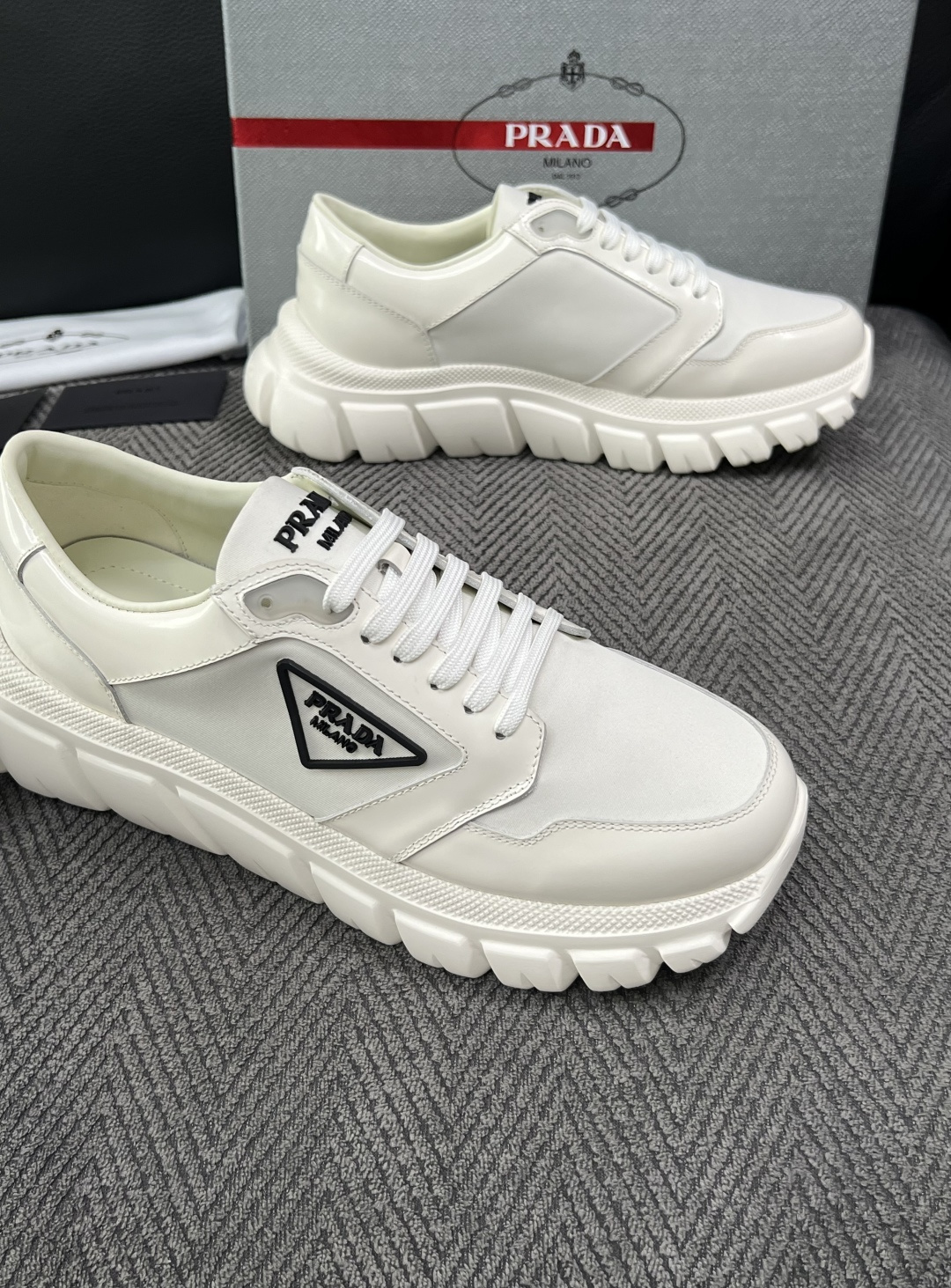 Prada  高品质  顶级工艺品，普拉达 专柜同步，原厂配置意大利进口牛皮面料，进口牛皮内里垫，透气舒适，鞋底：原厂特