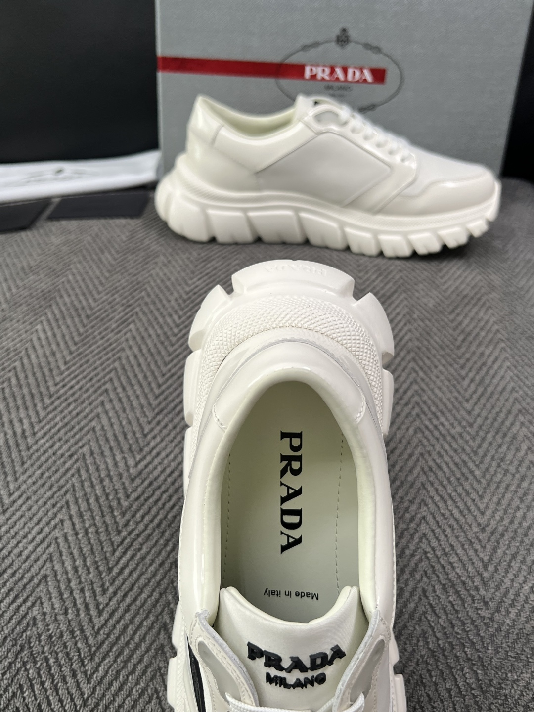 Prada  高品质  顶级工艺品，普拉达 专柜同步，原厂配置意大利进口牛皮面料，进口牛皮内里垫，透气舒适，鞋底：原厂特