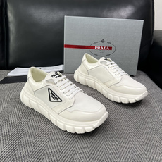 Prada 高品质 顶级工艺品,普拉达 专柜同步,原厂配置意大利进口牛皮面料,进口牛皮内里垫,透气舒适,鞋底:原厂特 Prada 高品质 顶级工艺品,普拉达 专柜同步,原厂配置意大利进口牛皮面料,进口牛皮内里垫,透气舒适,鞋底:原厂特