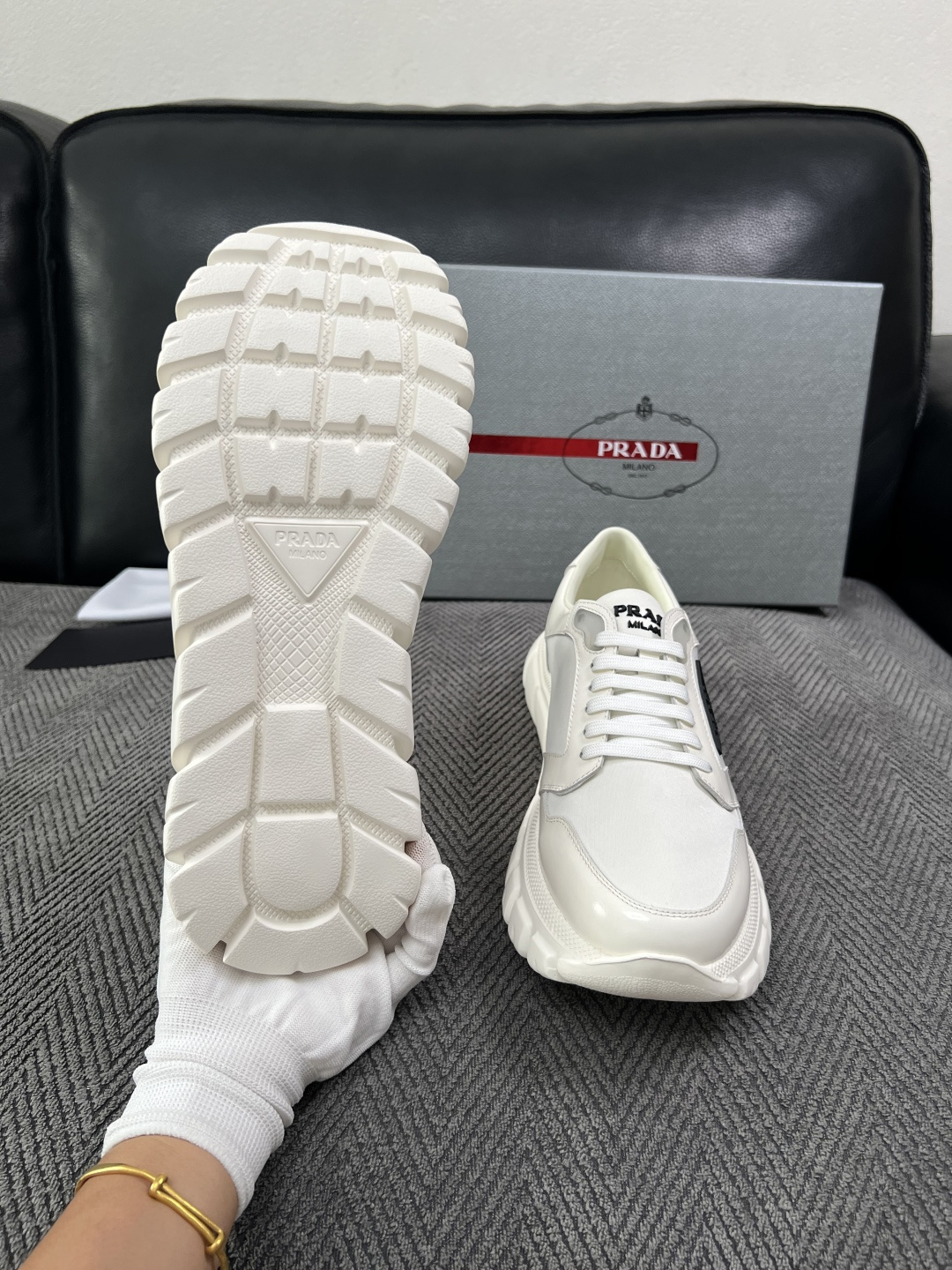Prada  高品质  顶级工艺品，普拉达 专柜同步，原厂配置意大利进口牛皮面料，进口牛皮内里垫，透气舒适，鞋底：原厂特