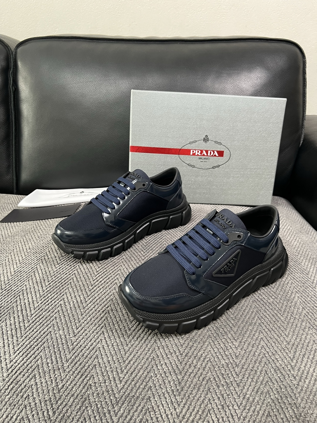 Prada  高品质  顶级工艺品，普拉达 专柜同步，原厂配置意大利进口牛皮面料，进口牛皮内里垫，透气舒适，鞋底：原厂特