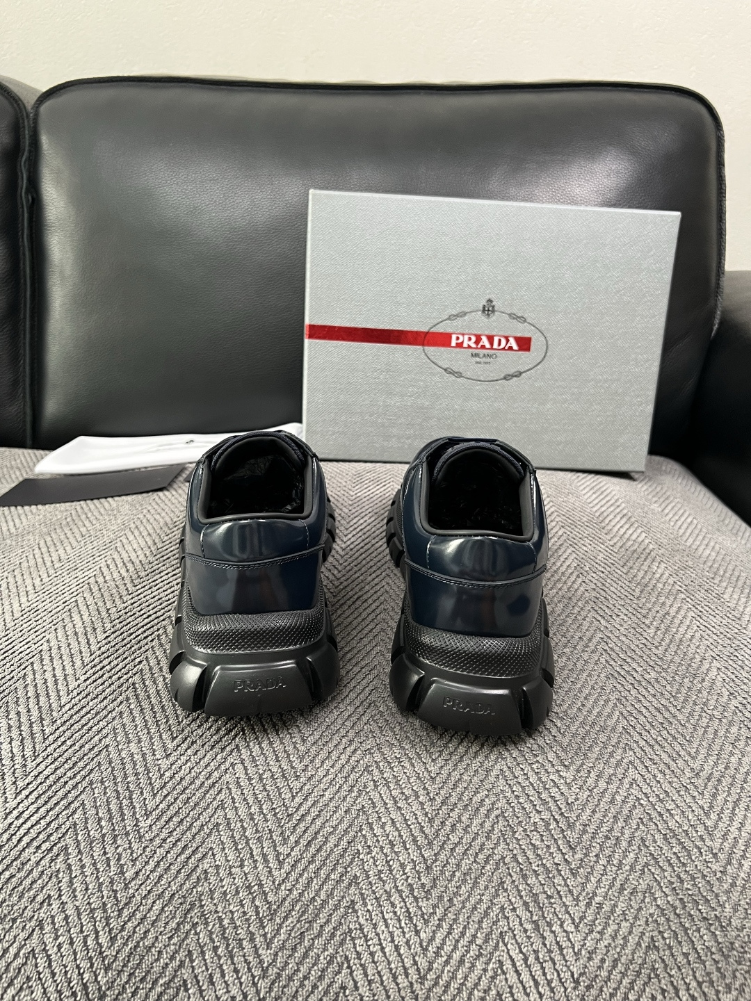 Prada  高品质  顶级工艺品，普拉达 专柜同步，原厂配置意大利进口牛皮面料，进口牛皮内里垫，透气舒适，鞋底：原厂特