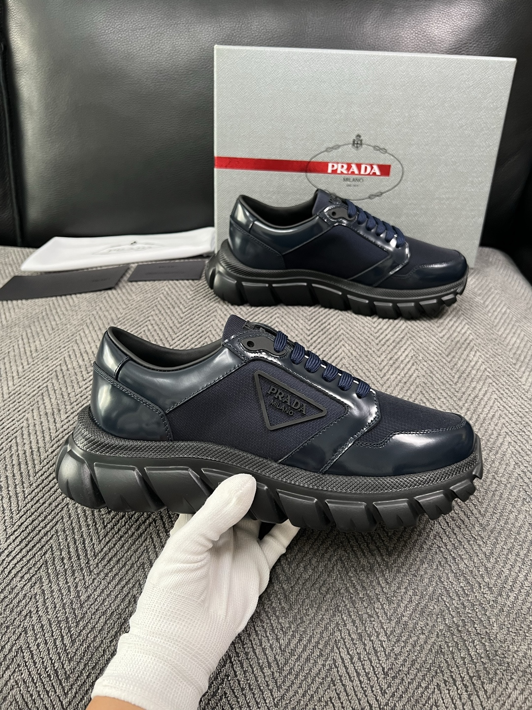 Prada  高品质  顶级工艺品，普拉达 专柜同步，原厂配置意大利进口牛皮面料，进口牛皮内里垫，透气舒适，鞋底：原厂特