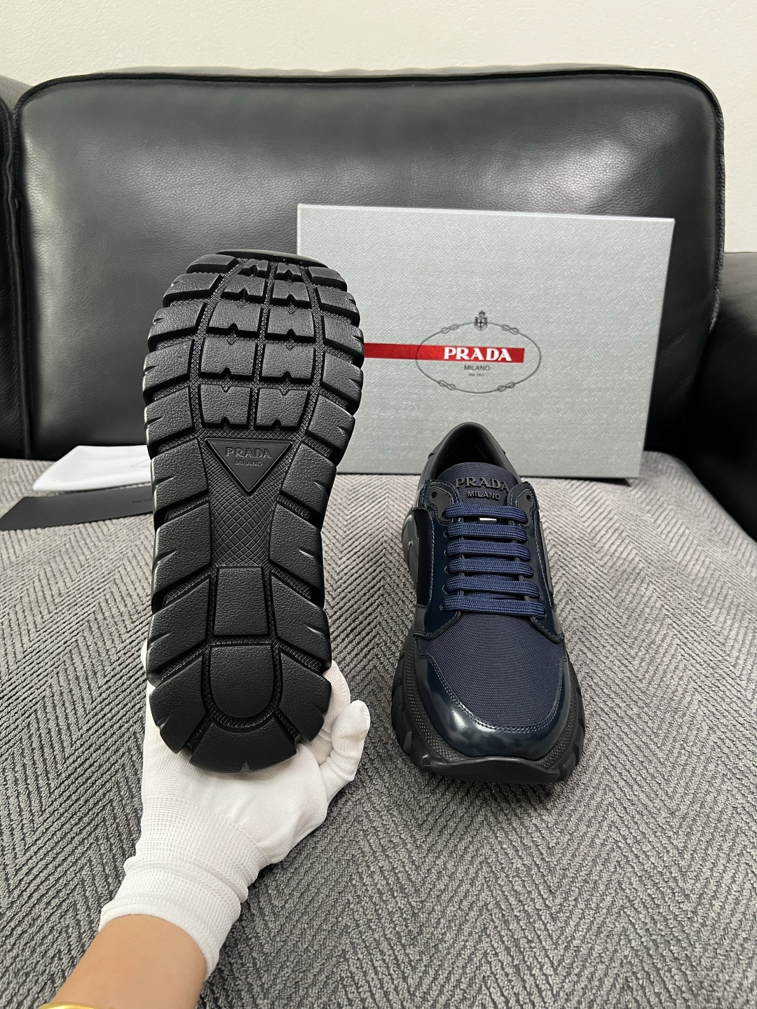 Prada  高品质  顶级工艺品，普拉达 专柜同步，原厂配置意大利进口牛皮面料，进口牛皮内里垫，透气舒适，鞋底：原厂特