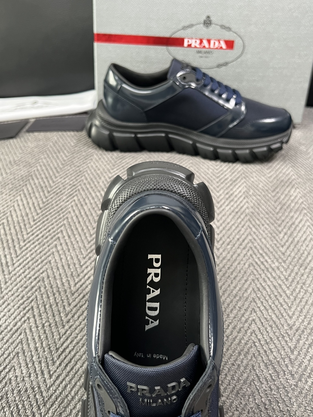 Prada  高品质  顶级工艺品，普拉达 专柜同步，原厂配置意大利进口牛皮面料，进口牛皮内里垫，透气舒适，鞋底：原厂特