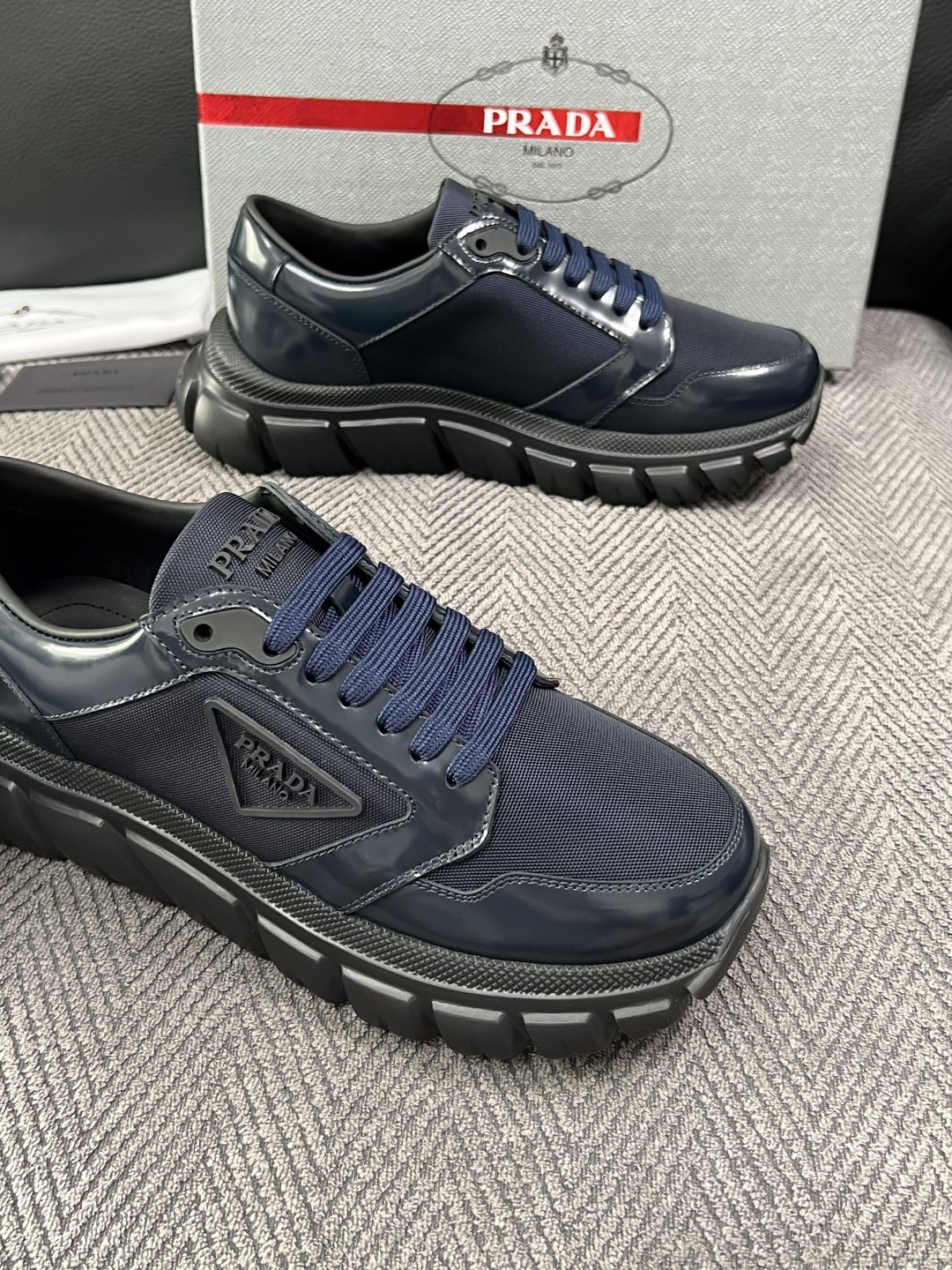 Prada  高品质  顶级工艺品，普拉达 专柜同步，原厂配置意大利进口牛皮面料，进口牛皮内里垫，透气舒适，鞋底：原厂特