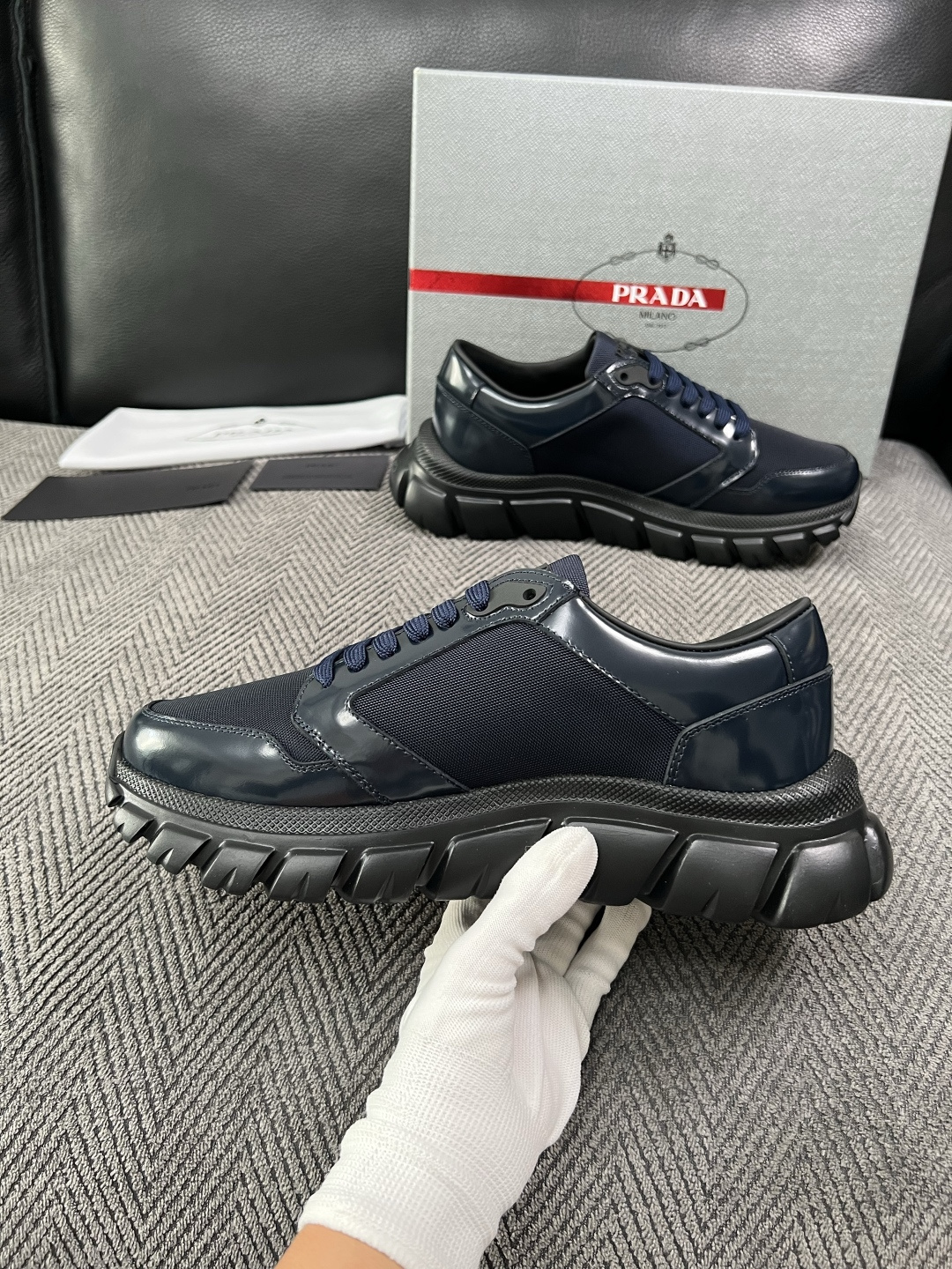 Prada  高品质  顶级工艺品，普拉达 专柜同步，原厂配置意大利进口牛皮面料，进口牛皮内里垫，透气舒适，鞋底：原厂特