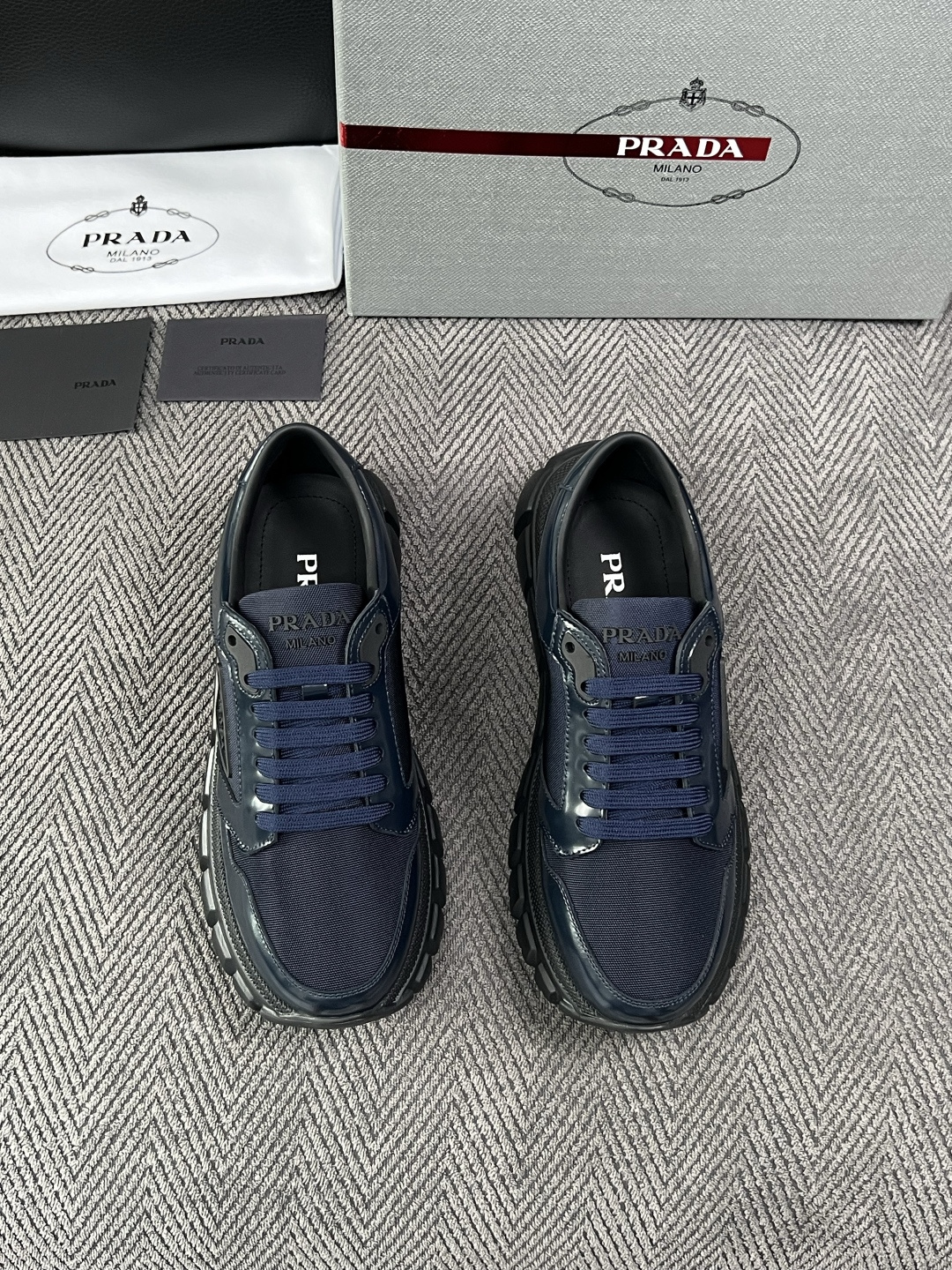 Prada  高品质  顶级工艺品，普拉达 专柜同步，原厂配置意大利进口牛皮面料，进口牛皮内里垫，透气舒适，鞋底：原厂特