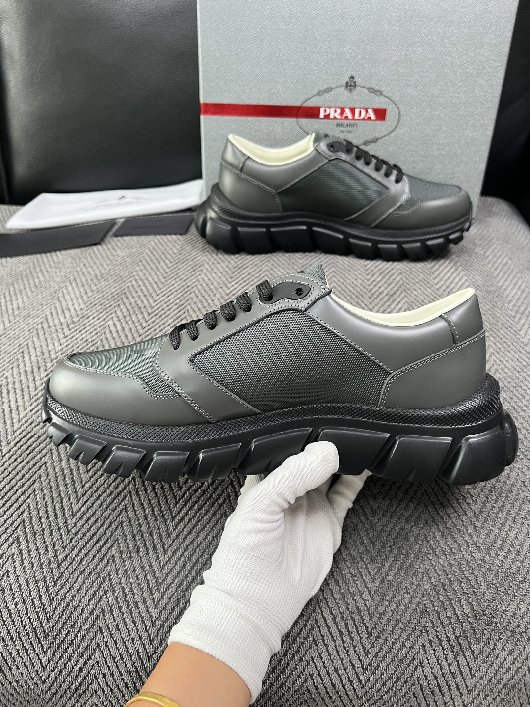 Prada  高品质  顶级工艺品，普拉达 专柜同步，原厂配置意大利进口牛皮面料，进口牛皮内里垫，透气舒适，鞋底：原厂特