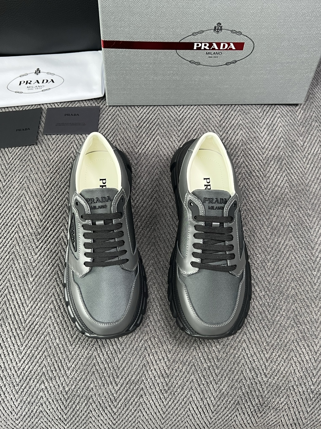 Prada  高品质  顶级工艺品，普拉达 专柜同步，原厂配置意大利进口牛皮面料，进口牛皮内里垫，透气舒适，鞋底：原厂特