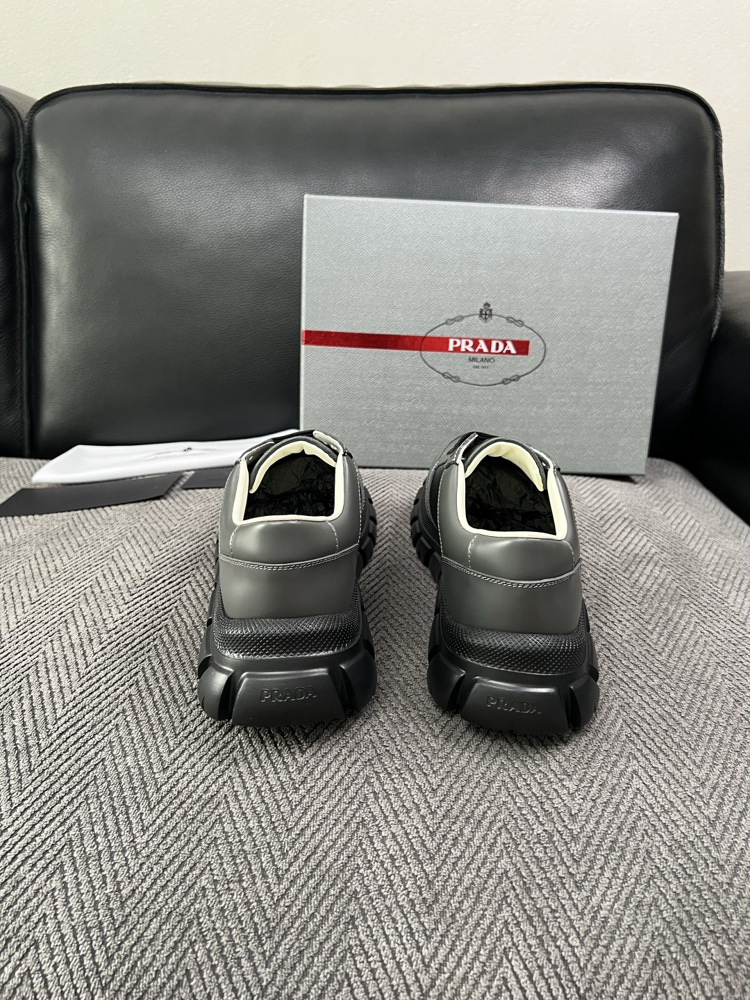 Prada  高品质  顶级工艺品，普拉达 专柜同步，原厂配置意大利进口牛皮面料，进口牛皮内里垫，透气舒适，鞋底：原厂特