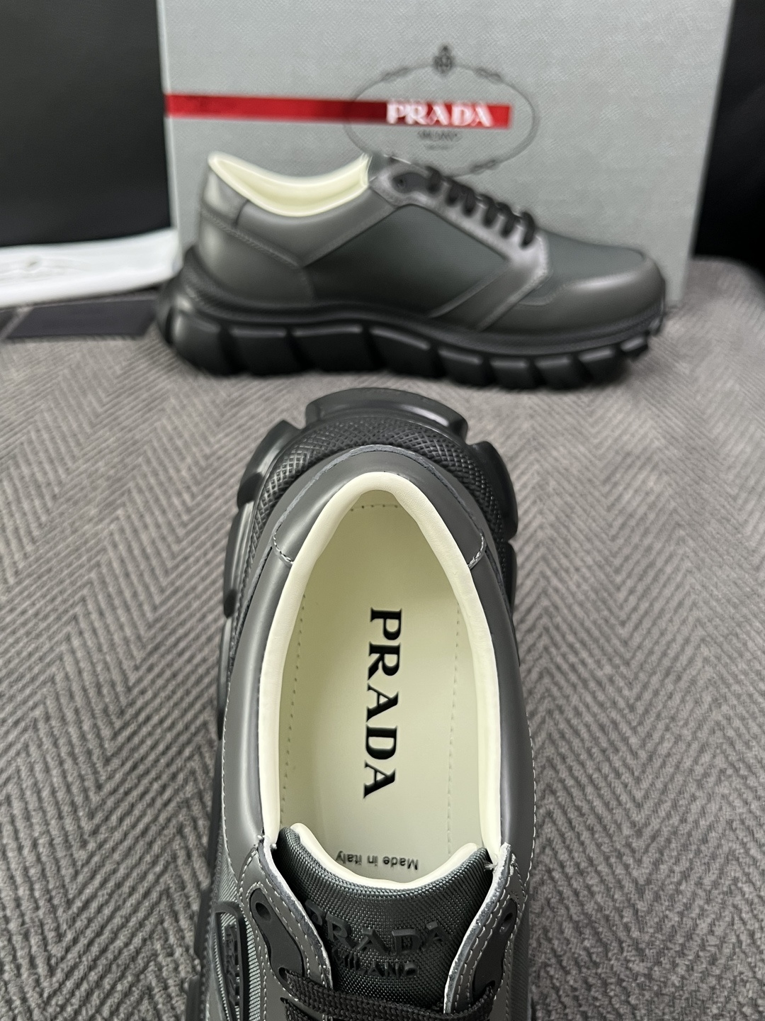 Prada  高品质  顶级工艺品，普拉达 专柜同步，原厂配置意大利进口牛皮面料，进口牛皮内里垫，透气舒适，鞋底：原厂特