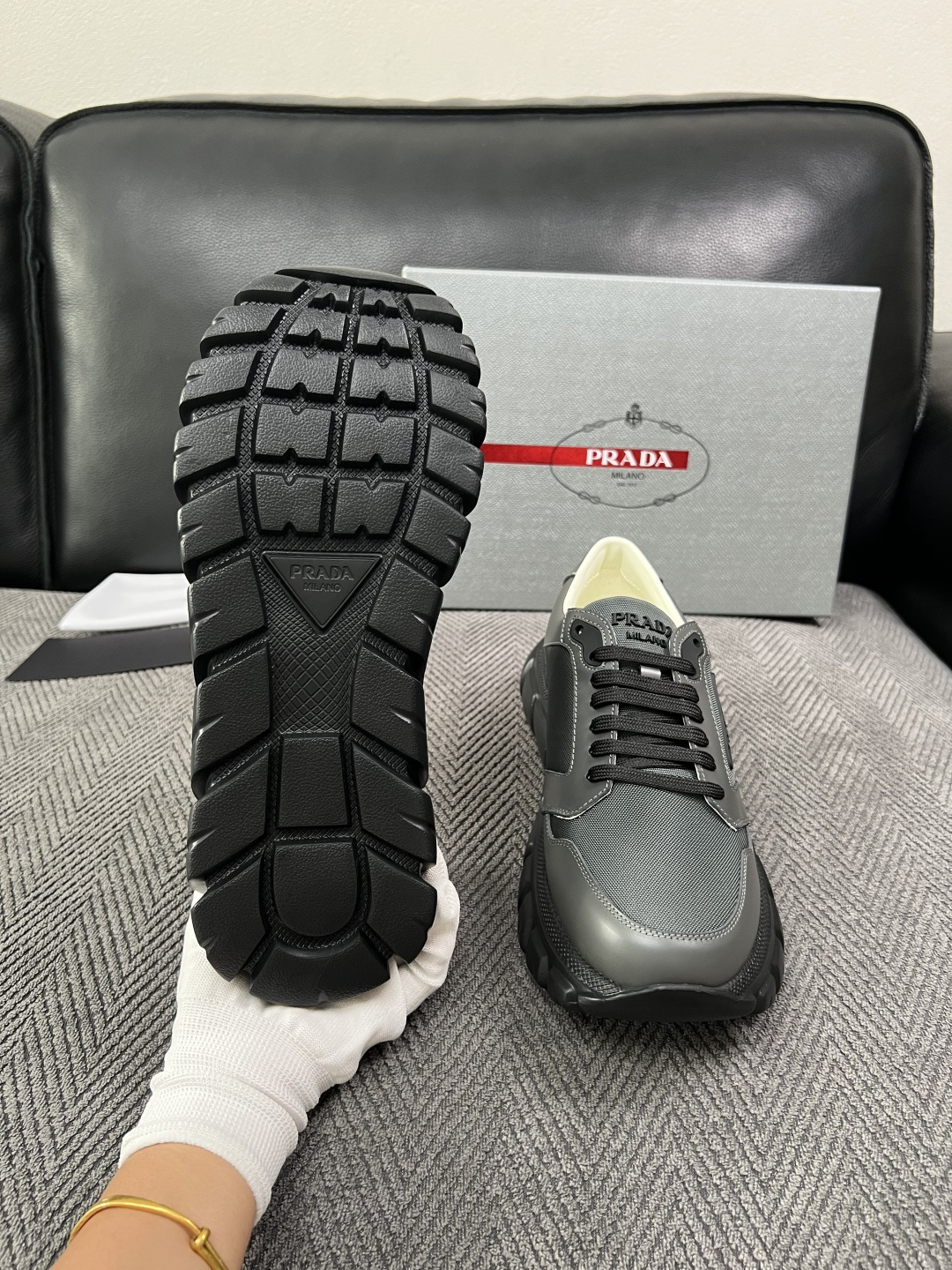 Prada  高品质  顶级工艺品，普拉达 专柜同步，原厂配置意大利进口牛皮面料，进口牛皮内里垫，透气舒适，鞋底：原厂特