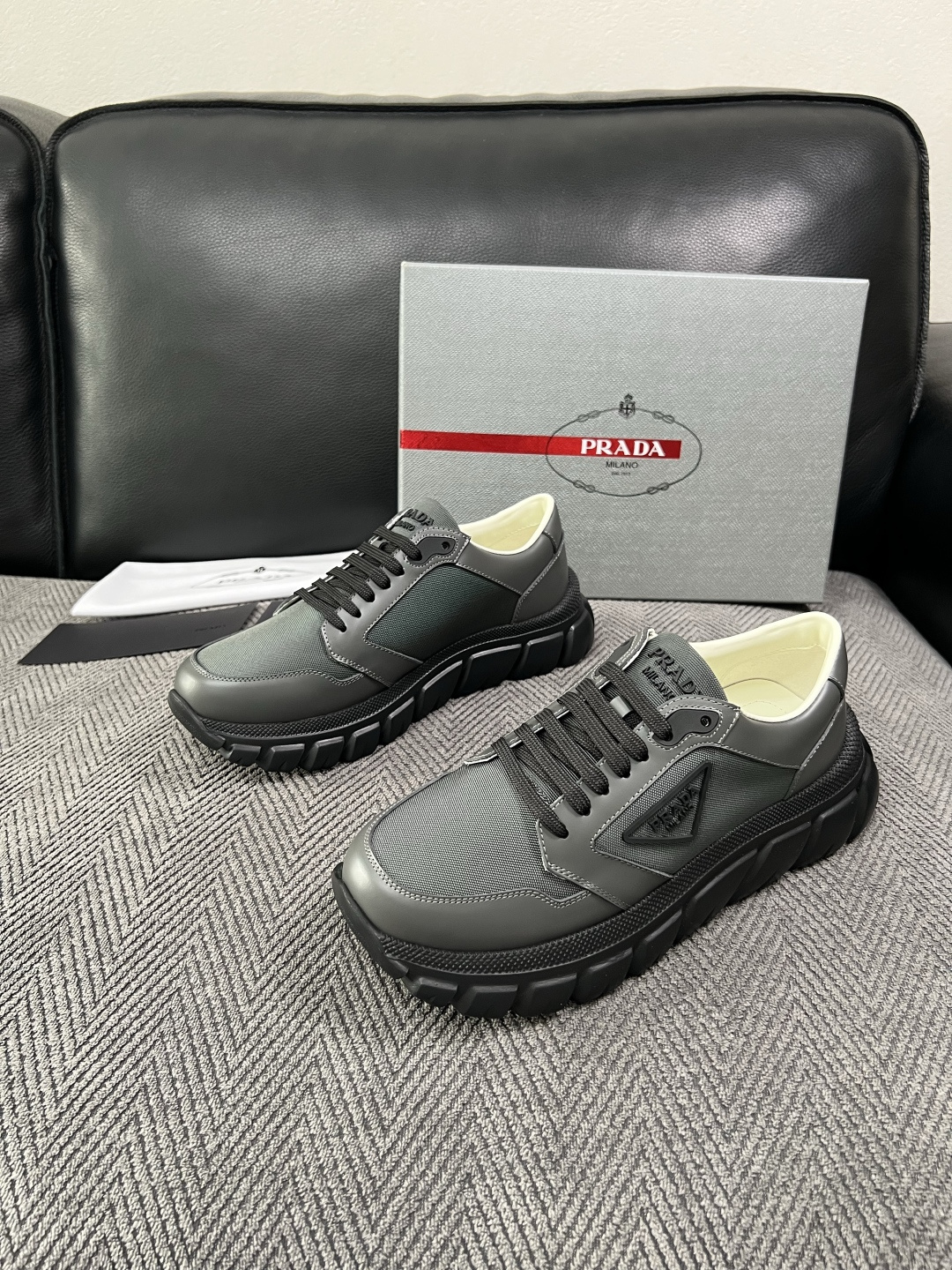 Prada  高品质  顶级工艺品，普拉达 专柜同步，原厂配置意大利进口牛皮面料，进口牛皮内里垫，透气舒适，鞋底：原厂特