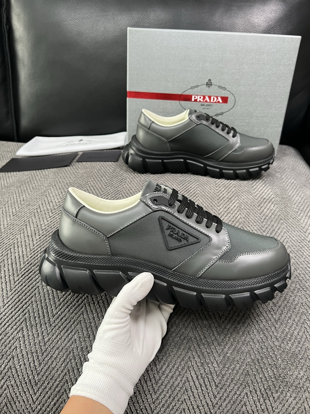 Prada  高品质  顶级工艺品，普拉达 专柜同步，原厂配置意大利进口牛皮面料，进口牛皮内里垫，透气舒适，鞋底：原厂特
