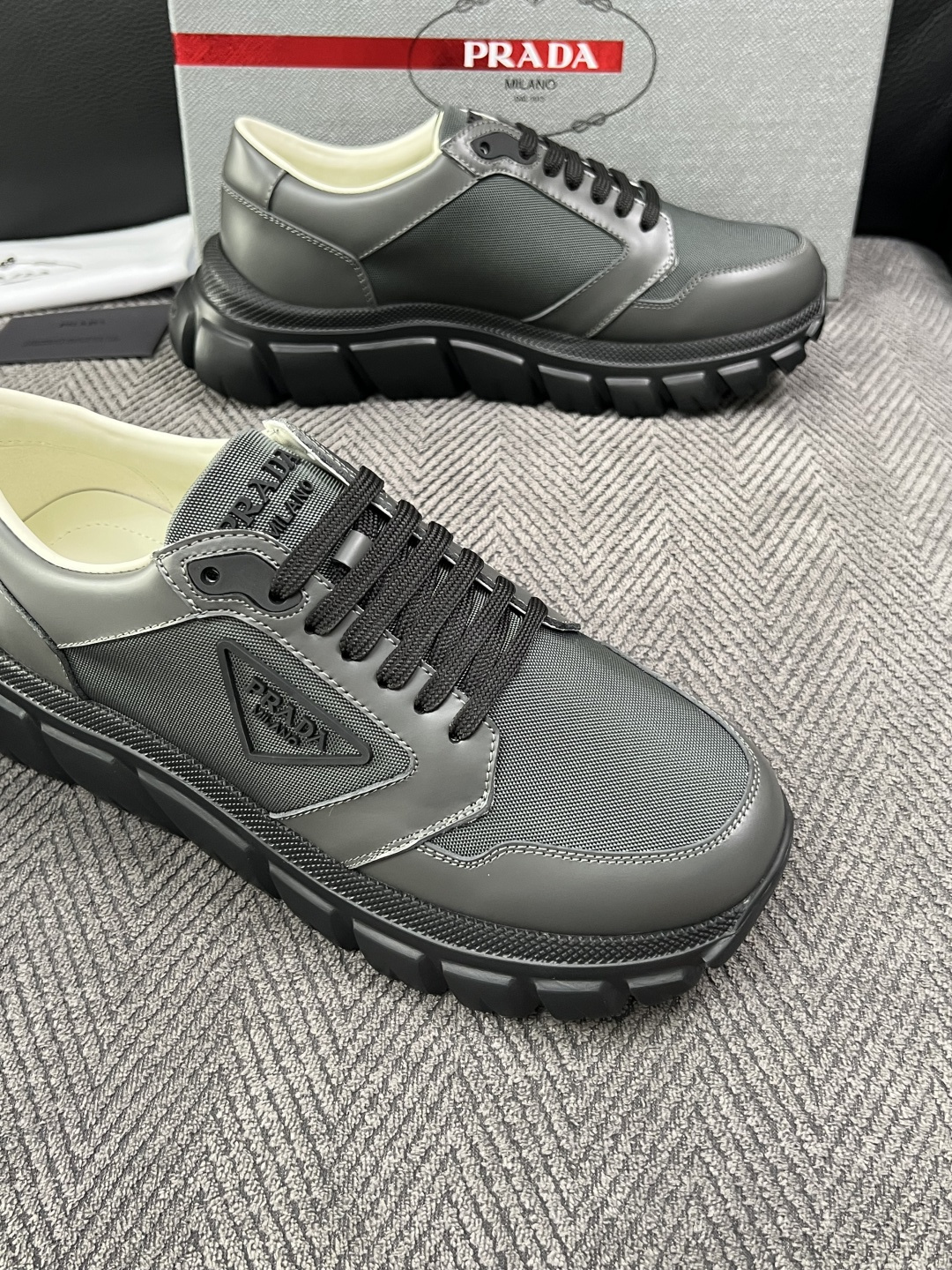Prada  高品质  顶级工艺品，普拉达 专柜同步，原厂配置意大利进口牛皮面料，进口牛皮内里垫，透气舒适，鞋底：原厂特
