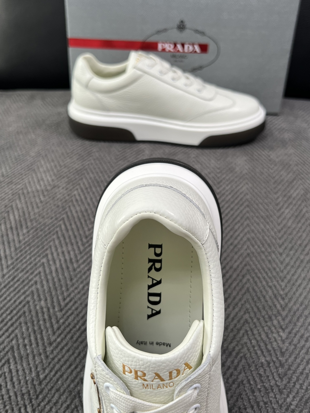 Prada  高品质  顶级工艺品，普拉达 专柜同步，原厂配置意大利进口牛皮面料，进口牛皮内里垫，透气舒适，鞋底：原厂特