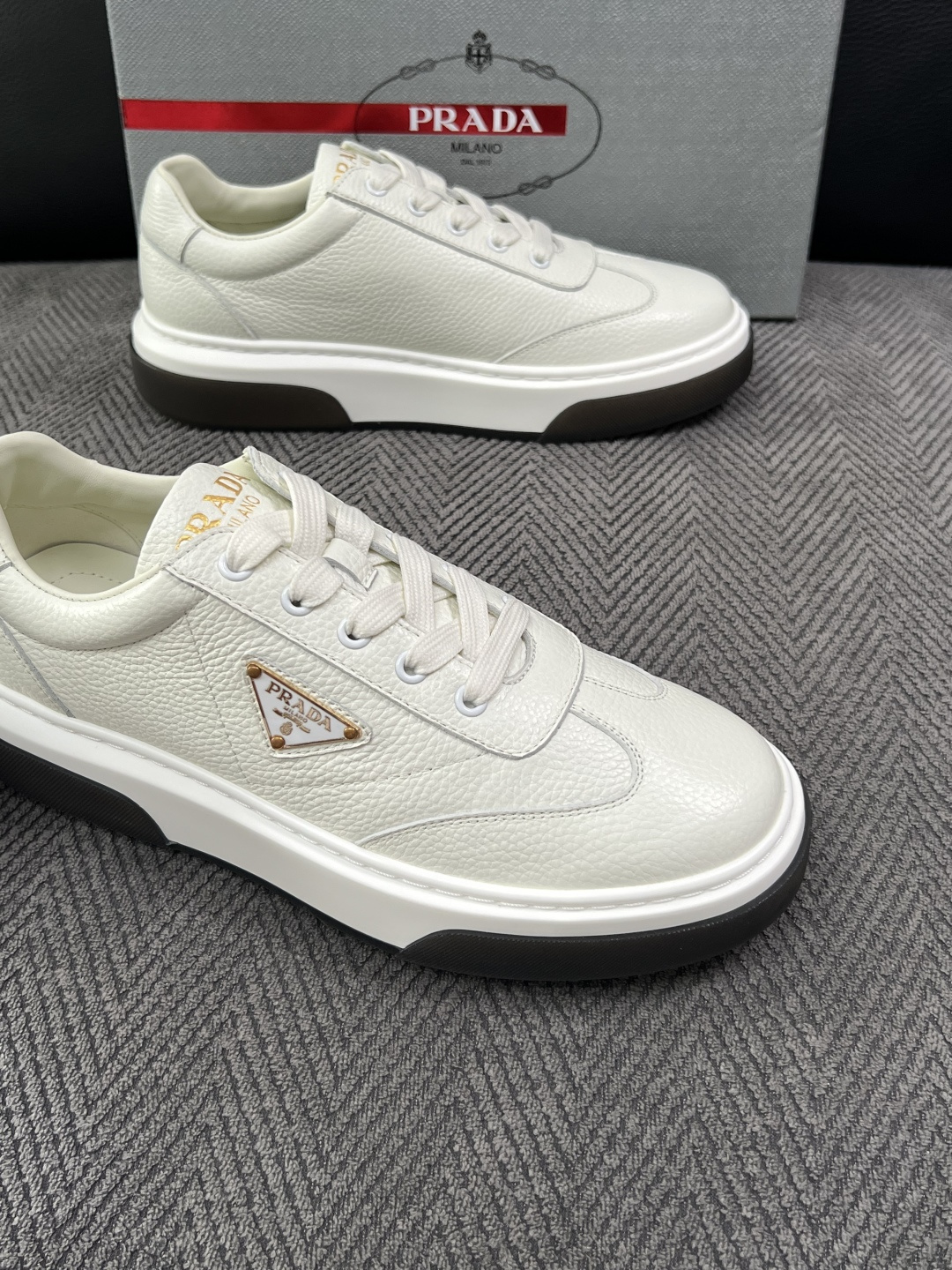 Prada  高品质  顶级工艺品，普拉达 专柜同步，原厂配置意大利进口牛皮面料，进口牛皮内里垫，透气舒适，鞋底：原厂特
